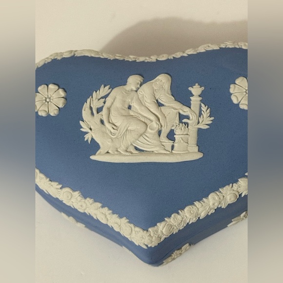 Vintage Wedgwood Classic Blue Jasperware Heart Shaped Box - Picture 5 of 10